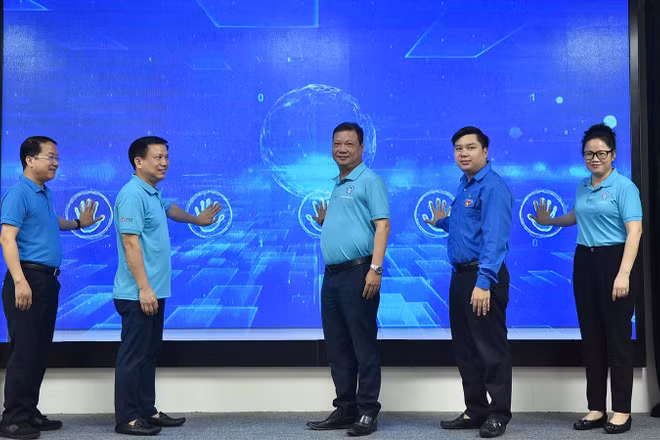 Ban tổ chức thực hiện nghi thức bấm nút phát động lễ ra quân. (Ảnh HSS)