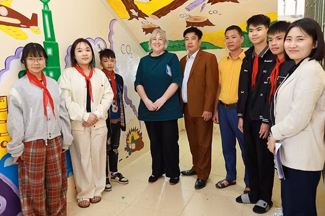 Các đại biểu thăm Trường trung học cơ sở Yên Hòa, xã Quý Đức, Phú Thọ. (Ảnh: CARE)