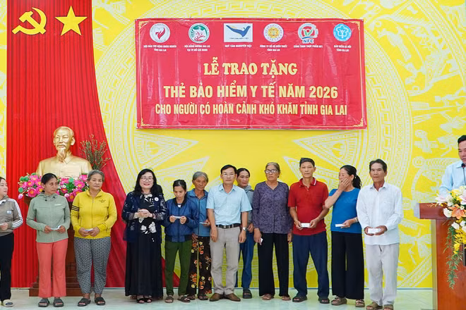 Trao tặng thẻ bảo hiểm y tế cho người dân có hoàn cảnh khó khăn tại chương trình. (Ảnh: BTC)
