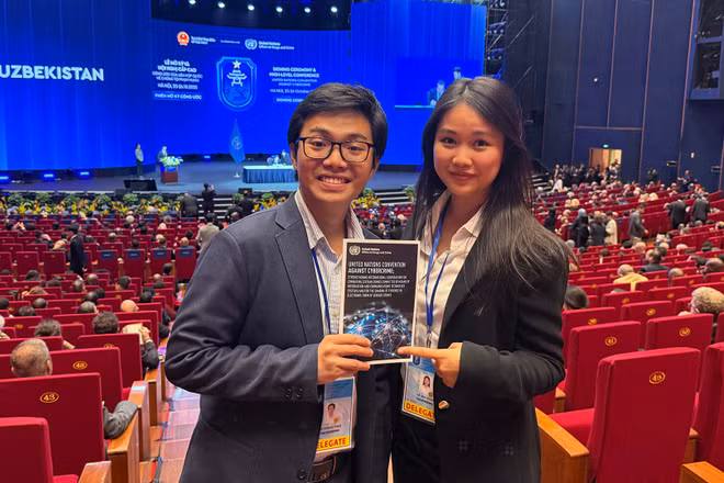 Hai thành viên Ban Tham vấn Thanh niên Plan International Việt Nam Trần Hà Anh và Phan An Khang tại Lễ mở ký Công ước Hà Nội với vai trò quan sát viên. (Ảnh Plan International Việt Nam)
