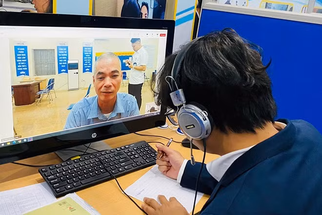 Một phiên giao dịch việc làm trực tuyến tại Trung tâm Dịch vụ việc làm Hà Nội. (Ảnh HCES)