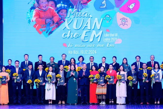 Các đồng chí lãnh đạo Đảng, Nhà nước cùng các nhà hảo tâm tại chương trình “Mùa xuân cho em" lần thứ 18, năm 2024. (Ảnh Molisa).