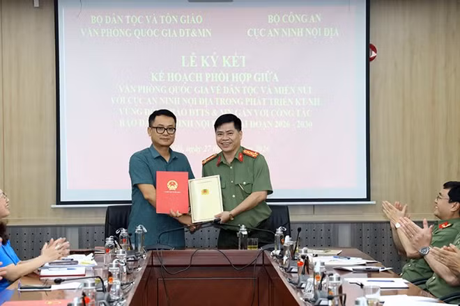 Lãnh đạo hai đơn vị trao biên bản ký kết. (Ảnh Bộ Dân tộc và Tôn giáo)