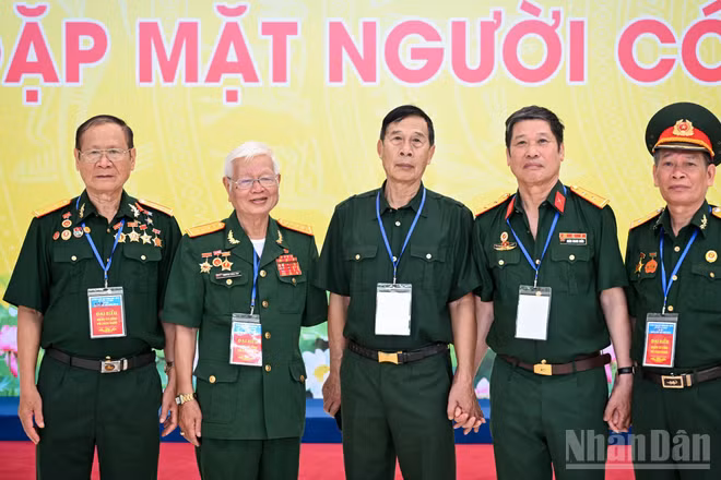 Các đại biểu dự Gặp mặt người có công và nhân chứng lịch sử năm 2025. (Ảnh THÀNH ĐẠT)