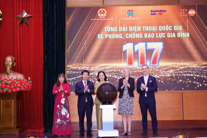 Các đại biểu kích hoạt Tổng đài quốc gia về phòng, chống bạo lực gia đình 117. (Ảnh UNFPA)