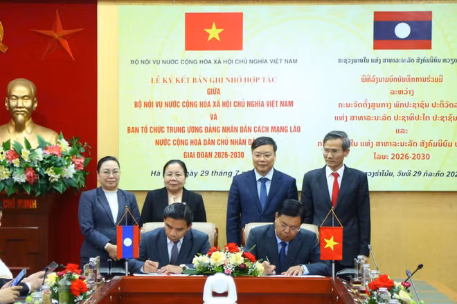 Các đại biểu tại Lễ ký Bản ghi nhớ hợp tác giai đoạn 2026-2030 giữa Bộ Nội vụ Việt Nam và Ban Tổ chức Trung ương Đảng Nhân dân Cách mạng Lào. (Ảnh Moha) 