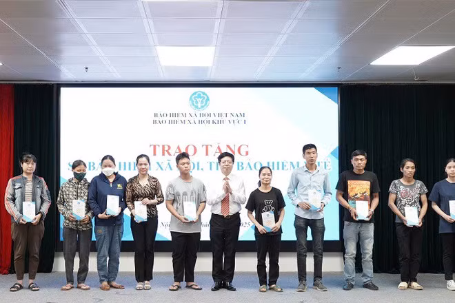 Trao tặng sổ bảo hiểm xã hội, thẻ bảo hiểm y tế cho người dân có hoàn cảnh khó khăn ở Hà Nội, tháng 7/2025. (Ảnh VSS)