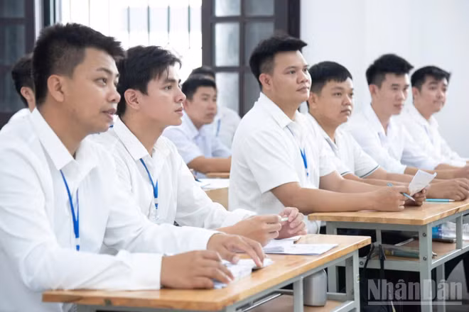 Đào tạo ngoại ngữ cho người lao động chuẩn bị đi làm việc ở nước ngoài theo hợp đồng tại Trung tâm Lao động ngoài nước, Bộ Nội vụ. (Ảnh: MINH DUY) 