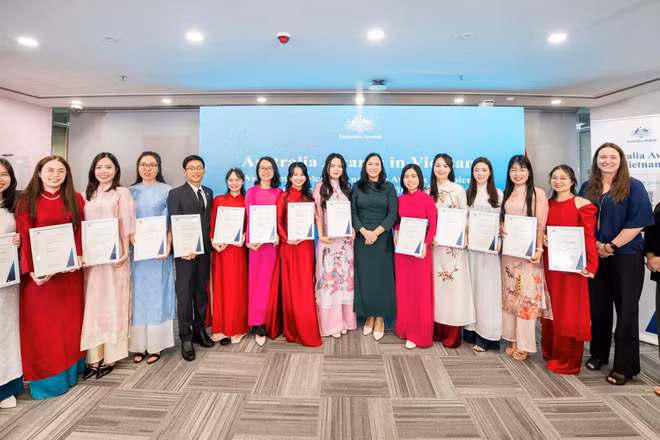 Trao học bổng cho 14 sinh viên Việt Nam sang học tập tại các trường đại học Australia trong khuôn khổ chương trình học bổng Chính phủ Australia, tháng 11/2025. (Ảnh Đại sứ quán Australia)