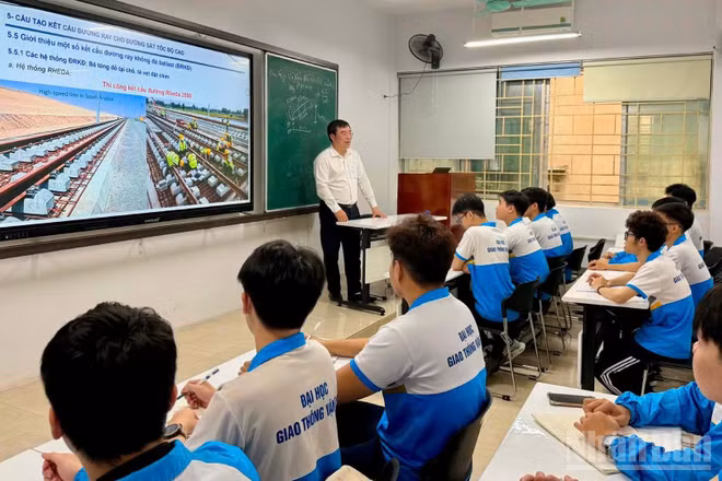 Giờ học môn Thiết kế tuyến đường sắt tốc độ cao của sinh viên Trường đại học Giao thông vận tải.