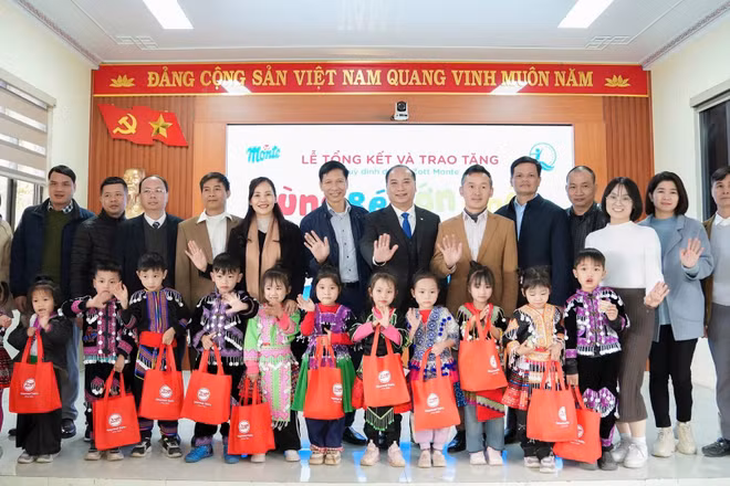 Đại diện Ban tổ chức trao tặng sản phẩm dinh dưỡng Zott Monte cho trẻ em khó khăn ở Lai Châu. (Ảnh NFVC)
