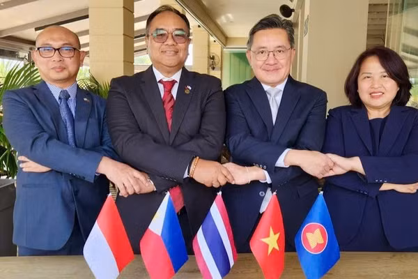 Đại sứ Phạm Thị Thu Hương cùng Đại sứ, Đại biện các nước thành viên Ủy ban ASEAN tại Hy Lạp. (Ảnh: Đại sứ quán Việt Nam tại Hy Lạp)