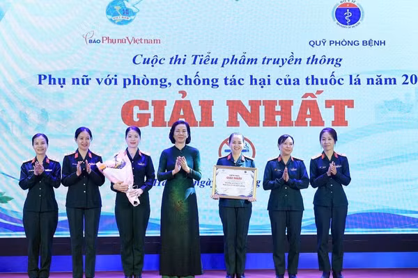 Phó Chủ tịch Hội Liên hiệp Phụ nữ Việt Nam Nguyễn Thị Minh Hương trao giải Nhất cho Tiểu phẩm “Tôi không tự cháy” - Hội Phụ nữ Công ty 35, Binh đoàn 19-Bộ Quốc phòng. (Ảnh: TUẤN ANH)