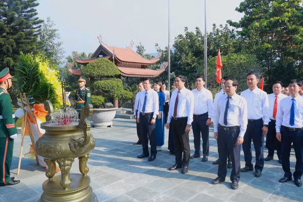 Lãnh đạo tỉnh Thái Nguyên dâng hương tưởng niệm Chủ tịch Hồ Chí Minh tại Nhà tưởng niệm Người ở ATK Định Hóa. (Ảnh: Ủy ban nhân dân tỉnh Thái Nguyên)