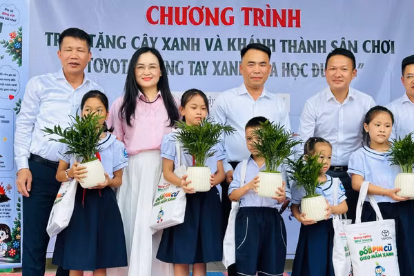 Các đại biểu tặng cây cho học sinh. (Ảnh: ANH TÚ)
