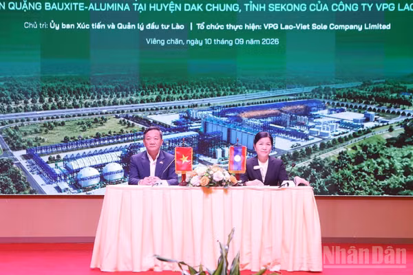 Đại sứ Nguyễn Minh Tâm (bìa trái) và Thứ trưởng, Phó Chủ tịch thường trực Ủy ban Xúc tiến và quản lý đầu tư Lào Phonvanh Outhavong chủ trì hội thảo. (Ảnh: TRỊNH DŨNG)