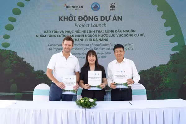 Đại diện HEINEKEN Việt Nam và các đối tác trong lễ ký kết khởi động giai đoạn II của chương trình hợp tác. (Nguồn: HEINEKEN Việt Nam)