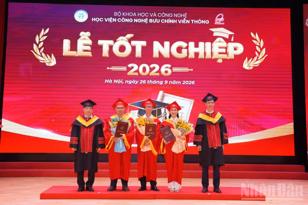 Phó Giáo sư, Tiến sĩ Đặng Hoài Bắc, Giám đốc Học viện, và Giáo sư, Tiến sĩ Từ Minh Phương, Phó Giám đốc Học viện, trao bằng cho 3 tân Tiến sĩ. (Ảnh: KHÁNH LINH)