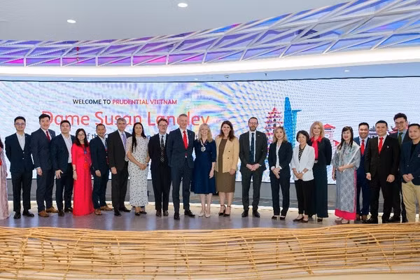 Nữ Thị trưởng Khu Trung tâm Tài chính London Dame Susan Langley đến thăm Văn phòng Prudential Việt Nam. (Ảnh: Prudential)