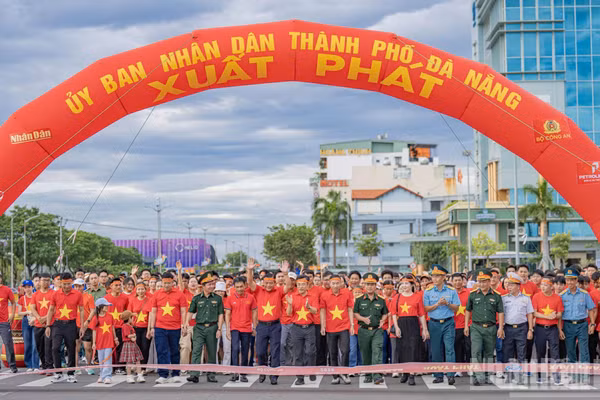 Cán bộ, chiến sĩ và người dân tham gia chương trình tại điểm cầu Quảng trường 29 tháng 3. (Ảnh: LÂM PHAN)