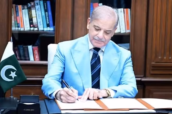Thủ tướng Pakistan Shehbaz Sharif ký Biên bản ghi nhớ (MoU) với tư cách là người trung gian hòa giải trong thỏa thuận hòa bình giữa Mỹ và Iran, tại Islamabad, Pakistan. (Văn phòng Thủ tướng Pakistan/Ảnh cung cấp qua Tân Hoa Xã)
