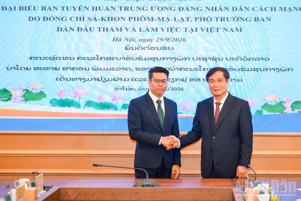 Đồng chí Phan Xuân Thủy (bên phải) và đồng chí Sả Khon Phôm Mạ Lạt tại buổi làm việc. (Ảnh: THẾ ĐẠI)