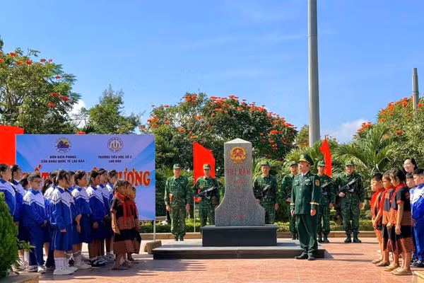 Chương trình “Tiết học biên cương” của Đồn Biên phòng cửa khẩu quốc tế Lao Bảo, tỉnh Quảng Trị. (Ảnh: THÀNH PHÚ)