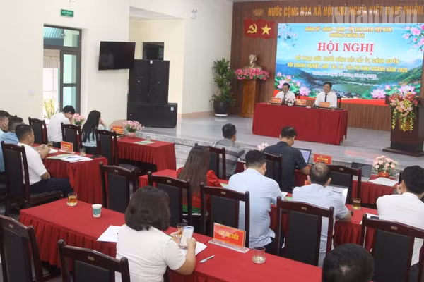 Hội nghị đối thoại với cấp ủy, chính quyền địa phương, tập trung trao đổi, tháo gỡ khó khăn cho doanh nghiệp, hợp tác xã và hộ kinh doanh phường Chiềng An, Sơn La. (Ảnh: QUỐC TUẤN)
