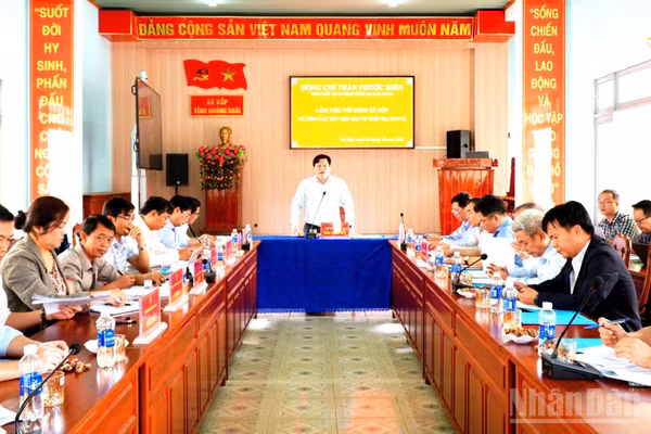 Phó Chủ tịch Ủy ban nhân dân tỉnh Quảng Ngãi Trần Phước Hiền làm việc với Đảng ủy, Ủy ban nhân dân xã Xốp. (Ảnh BẢO TRÂN)