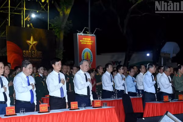 Tổng Bí thư, Chủ tịch nước Tô Lâm, Thủ tướng Lê Minh Hưng và các đại biểu dự Chương trình cầu truyền hình "Sao sáng dẫn đường" tại điểm cầu Hà Nội. (Ảnh: ĐĂNG KHOA)