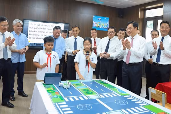 Các đồng chí lãnh đạo Trung ương và thành phố Hà Nội tham quan phòng học STEM tại Trường tiểu học, trung học cơ sở và trung học phổ thông Minh Châu. (Ảnh: THANH HẢI)