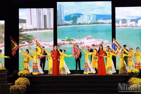 Tiết mục hát múa phụ họa "Thịnh vượng Việt Nam" trong Chương trình nghệ thuật chào năm mới tại khu vực Lâm Đồng đại ngàn.