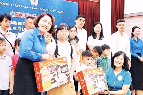 Lãnh đạo Tổng Liên đoàn Lao động Việt Nam tặng quà con em người lao động ngành Than-Khoáng sản Việt Nam nhân Tháng hành động vì trẻ em năm 2026. (Ảnh: PHƯƠNG CHI)