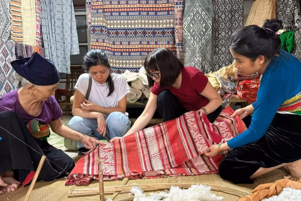 Đại diện Craft Link đồng hành cùng nhóm dệt thổ cẩm gìn giữ nghề thủ công. (Ảnh: CRAFT LINK)