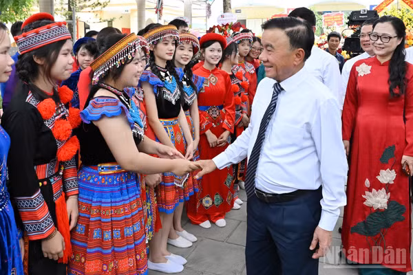 Thường trực Ban Bí thư Trần Cẩm Tú dự Lễ khai giảng năm học mới, chung vui cùng các thầy giáo, cô giáo, các em học sinh tại Trường phổ thông dân tộc nội trú tỉnh Bắc Ninh. (Ảnh: THỦY NGUYÊN)