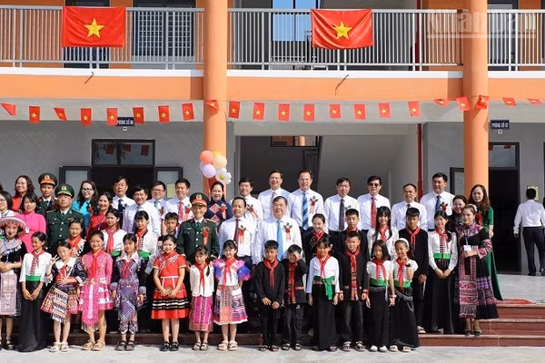 Đồng chí Phạm Gia Túc, Ủy viên Bộ Chính trị, Phó Thủ tướng Thường trực Chính phủ cùng các đồng chí lãnh đạo bộ, ngành Trung ương và lãnh đạo tỉnh Điện Biên chụp ảnh lưu niệm với thầy, trò nhà trường. (Ảnh: LÊ LAN)