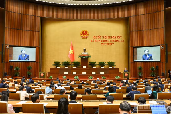 Chủ tịch Quốc hội Trần Thanh Mẫn trao Nghị quyết của Ủy ban Thường vụ Quốc hội về việc thành lập Tổ chức Nghị sĩ hữu nghị Việt Nam Quốc hội khóa XVI và tặng hoa cho Đoàn Chủ tịch Tổ chức Nghị sĩ hữu nghị Việt Nam của Quốc hội Khóa XVI.