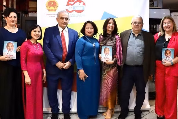 Đại sứ Phạm Thị Thu Hương (đứng giữa) cùng các đại biểu, bạn bè Hy Lạp trong buổi giới thiệu, ra mắt cuốn sách “Tiểu sử Hồ Chí Minh” bằng tiếng Hy Lạp. (Ảnh: Đại sứ quán Việt Nam tại Hy Lạp)