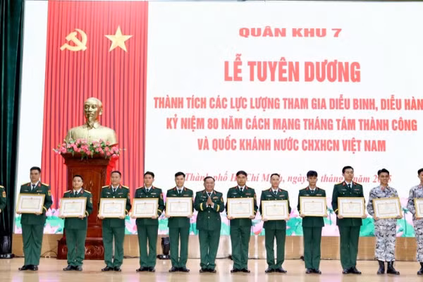 Thủ trưởng Quân khu 7 trao bằng khen cho các cá nhân, đơn vị.
