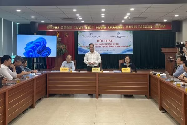 Hội thảo "Giải pháp hạn chế tác động tiêu cực khi tăng trưởng “2 con số” đến môi trường và biến đổi khí hậu". (Ảnh: BÍCH LIÊN)