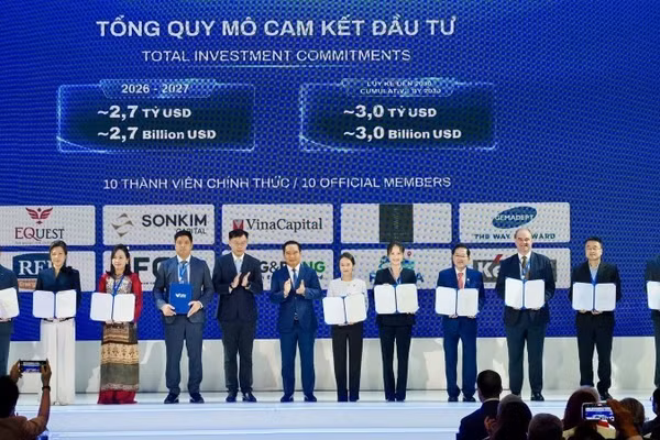 Chủ tịch Ủy ban nhân dân Thành phố Hồ Chí Minh Nguyễn Văn Được và Phó Chủ tịch Ủy ban nhân dân Thành phố Hồ Chí Minh Trương Minh Huy Vũ trao quyết định công nhận tư cách thành viên cho mười doanh nghiệp tại VIFC-HCMC. (Ảnh: HÙNG TRIỀU)
