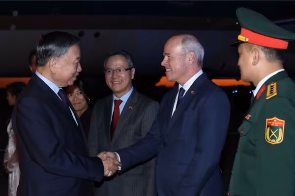 Quan chức Chính phủ Canada và cán bộ, nhân viên Đại sứ quán Việt Nam đón Tổng Bí thư, Chủ tịch nước Tô Lâm tại sân bay quốc tế Ottawa Mcdonald-Cartier. (Ảnh: Thống Nhất/TTXVN)