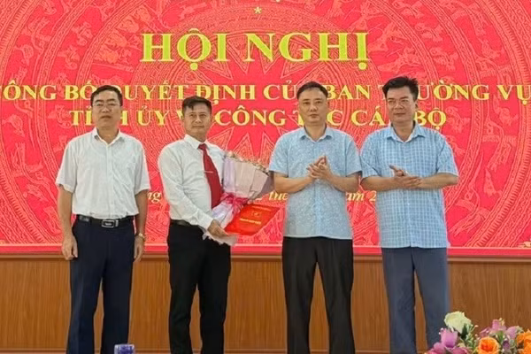 Đại diện lãnh đạo Sở Nội vụ Điện Biên và lãnh đạo xã Mường Tùng tặng hoa chúc mừng đồng chí Vũ Minh Hồng được Ban Thường vụ Tỉnh ủy luân chuyển, điều động nhận nhiệm vụ tại xã. (Ảnh: MƯỜNG TÙNG)