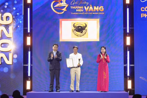 Ông Lê Bá Định, Chủ tịch Công đoàn đại diện công ty nhận danh hiệu Thương hiệu vàng Thành phố Hồ Chí Minh. (Ảnh: QUANG ĐỊNH)