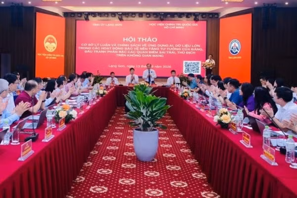 Hội thảo “Cơ sở lý luận và chính sách về ứng dụng AI, dữ liệu lớn trong các hoạt động bảo vệ nền tảng tư tưởng của Đảng, đấu tranh phản bác các quan điểm sai trái, thù địch trên không gian mạng”. (Ảnh: HÀ NHÂN)