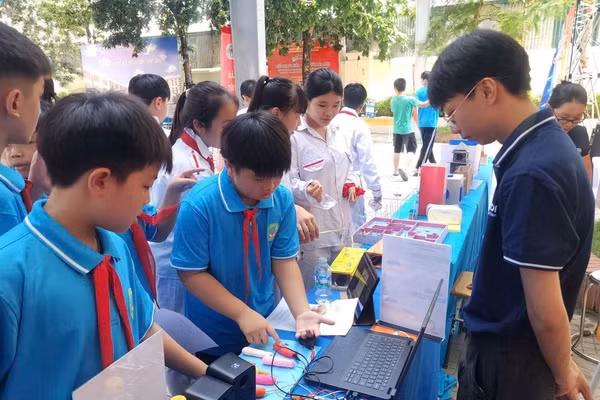 Học sinh Trường trung học cơ sở Nguyễn Trãi A (Hà Nội) hào hứng với hoạt động STEM. (Ảnh: LONG THÀNH)