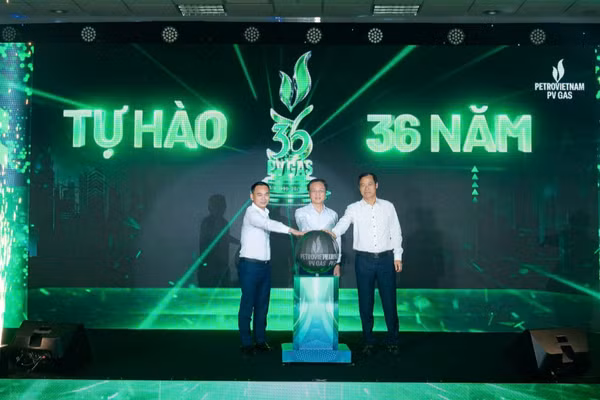 Bí thư Đảng ủy, Chủ tịch Hội đồng quản trị Bùi Minh Tiến; Tổng Giám đốc Dương Trí Hội và Chủ tịch Công đoàn Trần Xuân Thành thực hiện nghi thức chúc mừng kỷ niệm 36 năm thành lập PV GAS. (Ảnh: PV GAS)