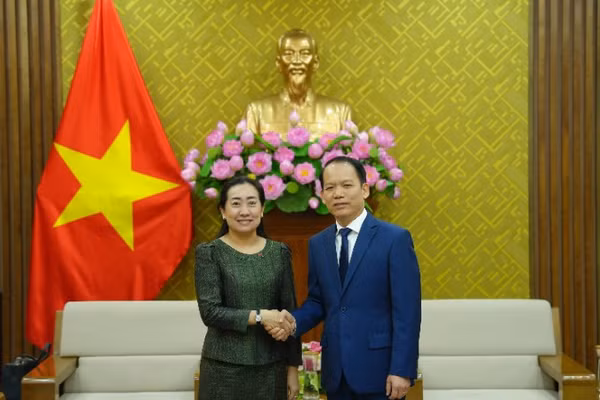 Bộ trưởng Tư pháp Hoàng Thanh Tùng tiếp bà Touch Pharat, Đại sứ đặc mệnh toàn quyền Vương quốc Campuchia tại Việt Nam. (Ảnh: TL)