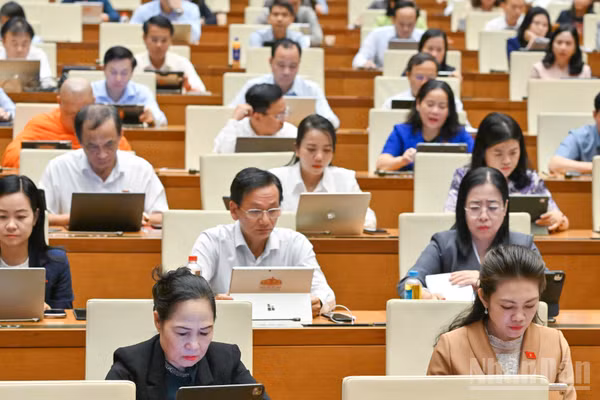 Quốc hội họp phiên toàn thể tại hội trường. (Ảnh: THỦY NGUYÊN)