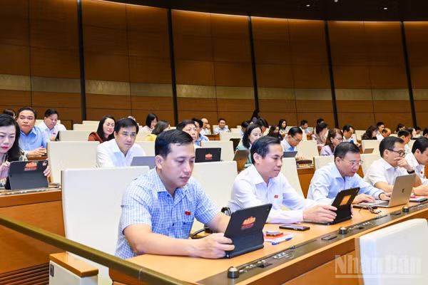 Quốc hội họp phiên toàn thể tại hội trường. (Ảnh: DUY LINH)